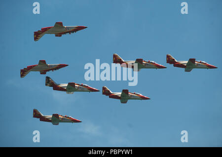 Malaga, Spanien. 29. Juli, 2018. Team Mitglieder der Spanischen Luftwaffe' Patrulla Aguila" durchführen: Die Luft während der 2018 Torre del Mar International Air Festival in Torre del Mar, in der Nähe von Malaga. Die 2018 Torre del Mar International Air Festival wird am 27., 28. und 29. Juli und zieht über 300.000 Zuschauer. Credit: Jesus Merida/SOPA Images/ZUMA Draht/Alamy leben Nachrichten Stockfoto