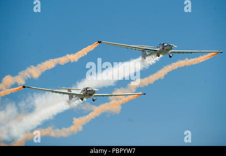 Malaga, Spanien. 29. Juli, 2018. Team Mitglieder der britischen Aerosparx durchführen auf der Luft während der 2018 Torre del Mar International Air Festival in Torre del Mar, in der Nähe von Malaga. Die 2018 Torre del Mar International Air Festival am 27., 28. und 29. Juli bereitgestellt wird, zieht über 300.000 Zuschauer. Credit: Jesus Merida/SOPA Images/ZUMA Draht/Alamy leben Nachrichten Stockfoto