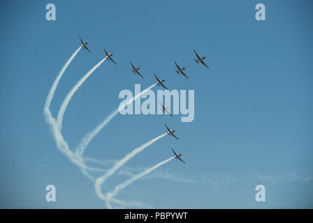 Malaga, Spanien. 29. Juli, 2018. Team Mitglieder der Spanischen Luftwaffe' Patrulla Aguila" durchführen: Die Luft während der 2018 Torre del Mar International Air Festival in Torre del Mar, in der Nähe von Malaga. Die 2018 Torre del Mar International Air Festival wird am 27., 28. und 29. Juli und zieht über 300.000 Zuschauer. Credit: Jesus Merida/SOPA Images/ZUMA Draht/Alamy leben Nachrichten Stockfoto