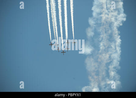 Malaga, Spanien. 29. Juli, 2018. Team Mitglieder der Spanischen Luftwaffe' Patrulla Aguila" durchführen: Die Luft während der 2018 Torre del Mar International Air Festival in Torre del Mar, in der Nähe von Malaga. Die 2018 Torre del Mar International Air Festival wird am 27., 28. und 29. Juli und zieht über 300.000 Zuschauer. Credit: Jesus Merida/SOPA Images/ZUMA Draht/Alamy leben Nachrichten Stockfoto