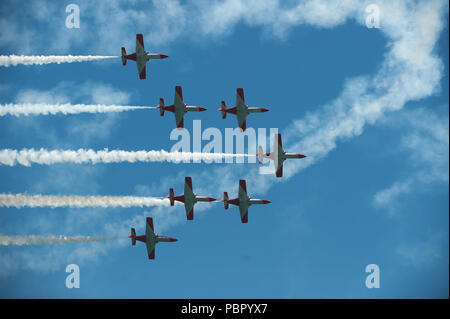 Malaga, Spanien. 29. Juli, 2018. Team Mitglieder der Spanischen Luftwaffe' Patrulla Aguila" durchführen: Die Luft während der 2018 Torre del Mar International Air Festival in Torre del Mar, in der Nähe von Malaga. Die 2018 Torre del Mar International Air Festival wird am 27., 28. und 29. Juli und zieht über 300.000 Zuschauer. Credit: Jesus Merida/SOPA Images/ZUMA Draht/Alamy leben Nachrichten Stockfoto