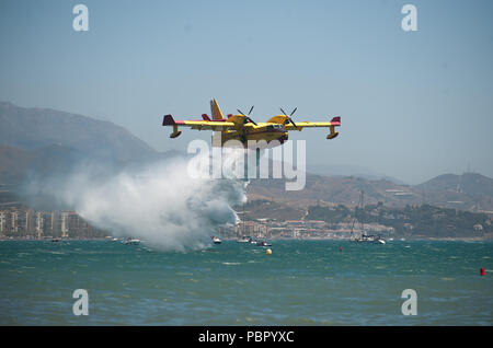 Malaga, Spanien. 29. Juli, 2018. Eine spanische Canadair CL-215 auf der Luft durchführen, während die 2018 Torre del Mar International Air Festival in Torre del Mar, in der Nähe von Malaga. Die 2018 Torre del Mar International Air Festival am 27., 28. und 29. Juli bereitgestellt wird, zieht über 300.000 Zuschauer. Credit: Jesus Merida/SOPA Images/ZUMA Draht/Alamy leben Nachrichten Stockfoto