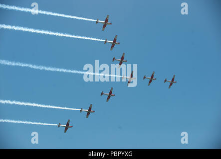 Malaga, Spanien. 29. Juli, 2018. Eine Gruppe von Flugzeugen durchführen auf der Luft während der 2018 Torre del Mar International Air Festival in Torre del Mar, in der Nähe von Malaga. Die 2018 Torre del Mar International Air Festival am 27., 28. und 29. Juli bereitgestellt wird, zieht über 300.000 Zuschauer. Credit: Jesus Merida/SOPA Images/ZUMA Draht/Alamy leben Nachrichten Stockfoto