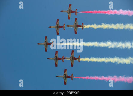 Malaga, Spanien. 29. Juli, 2018. Team Mitglieder der Spanischen Luftwaffe' Patrulla Aguila" durchführen: Die Luft während der 2018 Torre del Mar International Air Festival in Torre del Mar, in der Nähe von Malaga. Die 2018 Torre del Mar International Air Festival wird am 27., 28. und 29. Juli und zieht über 300.000 Zuschauer. Credit: Jesus Merida/SOPA Images/ZUMA Draht/Alamy leben Nachrichten Stockfoto