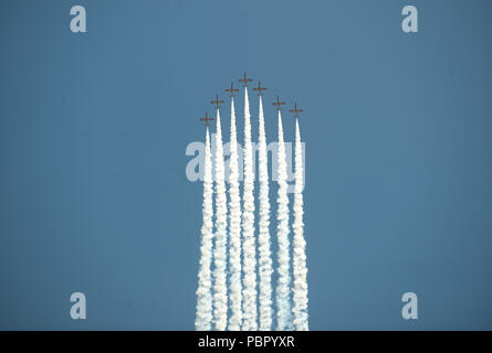 Malaga, Spanien. 29. Juli, 2018. Team Mitglieder der Spanischen Luftwaffe' Patrulla Aguila" durchführen: Die Luft während der 2018 Torre del Mar International Air Festival in Torre del Mar, in der Nähe von Malaga. Die 2018 Torre del Mar International Air Festival wird am 27., 28. und 29. Juli und zieht über 300.000 Zuschauer. Credit: Jesus Merida/SOPA Images/ZUMA Draht/Alamy leben Nachrichten Stockfoto