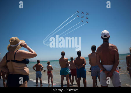 Malaga, Spanien. 29. Juli, 2018. Team Mitglieder der Spanischen Luftwaffe' Patrulla Aguila" durchführen: Die Luft, als Leute zu beobachten die Veranstaltung während der 2018 Torre del Mar International Air Festival in Torre del Mar, in der Nähe von Malaga. Die 2018 Torre del Mar International Air Festival am 27., 28. und 29. Juli bereitgestellt wird, zieht über 300.000 Zuschauer. Credit: Jesus Merida/SOPA Images/ZUMA Draht/Alamy leben Nachrichten Stockfoto