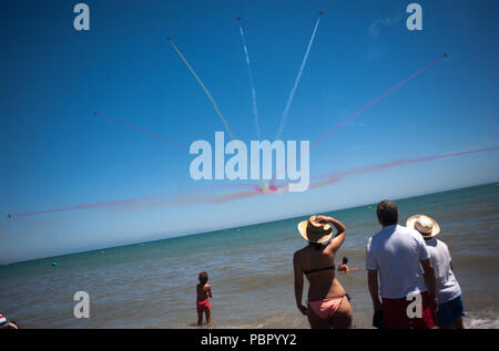 Malaga, Spanien. 29. Juli, 2018. Team Mitglieder der Spanischen Luftwaffe' Patrulla Aguila" durchführen: Die Luft, als Leute zu beobachten die Veranstaltung während der 2018 Torre del Mar International Air Festival in Torre del Mar, in der Nähe von Malaga. Die 2018 Torre del Mar International Air Festival am 27., 28. und 29. Juli bereitgestellt wird, zieht über 300.000 Zuschauer. Credit: Jesus Merida/SOPA Images/ZUMA Draht/Alamy leben Nachrichten Stockfoto
