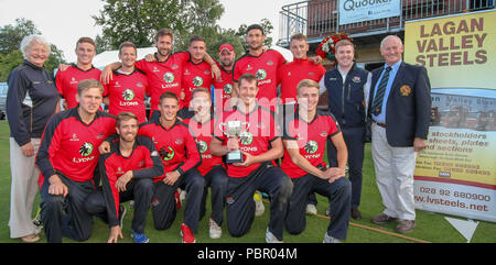 Der Rasen, Waringstown, Nordirland, Großbritannien. 29. Juli, 2018. Der Lagan Valley Stähle 20 20 Cup Finale 2018. Waringstown v North Down. Waringstown mit der Schale. Quelle: David Hunter/Alamy Leben Nachrichten. Stockfoto