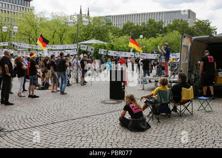 Wiesbaden, Deutschland. 29. Juli 2018. Rechtsradikale Demonstranten hören den Reden. Rechtsextreme Demonstranten der Hand in Hand-Gegen die Gewalt in unseren Strasen (Hand in Hand - gegen Gewalt auf unseren Straßen) Bewegung statt einer regierungsfeindlichen Kundgebung in Wiesbaden. Dieser Protest war unter dem Vorwand, eine Mahnwache für den Jugendlichen Susanna F, der angeblich von einem Flüchtling in Wiesbaden getötet wurde. Die Kundgebung wurde von mehreren Anti-government Referenten, die forderte, dass die Regierung zum Rücktritt gerichtet. Stockfoto