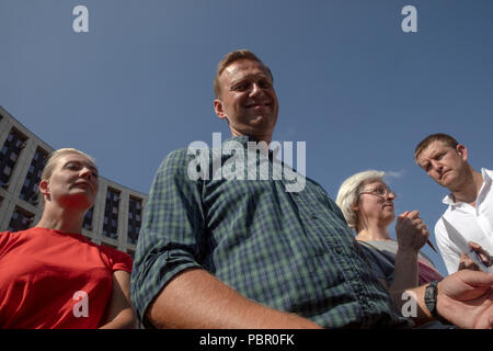 Moskau, Russland. Juli 2018. Russischer Oppositionsführer Alexei Nawalny mit Frau Yulia (links) nimmt an einer Kundgebung gegen die von der Regierung vorgeschlagene Reform zur Anhöhrung des Rentenalters in Moskau Teil.Quelle: Nikolay Vinokurov/Alamy Live News Stockfoto