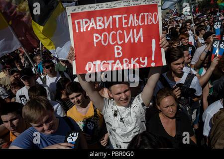 Moskau, Russland. 29., Juli, 2018. Anhänger der Opposition hält den Banner mit der Forderung nach Rücktritt der Regierung während der Kundgebung gegen geplante Reform der Regierung wandern, das Rentenalter in Moskau, Russland Credit: Nikolay Winokurow/Alamy leben Nachrichten Stockfoto