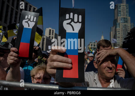 Moskau, Russland. 29., Juli, 2018. Anhänger der Opposition an einer Kundgebung gegen geplante Reform der Regierung wandern, das Rentenalter in Moskau, Russland Credit: Nikolay Winokurow/Alamy leben Nachrichten Stockfoto