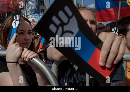 Moskau, Russland. 29., Juli, 2018. Anhänger der Opposition an einer Kundgebung gegen geplante Reform der Regierung wandern, das Rentenalter in Moskau, Russland Credit: Nikolay Winokurow/Alamy leben Nachrichten Stockfoto