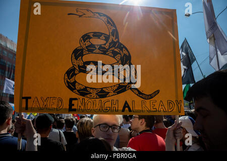 Moskau, Russland. 29., Juli, 2018. Anhänger der Opposition hält Banner gegen Steuererhöhungen während der Kundgebung gegen geplante Reform der Regierung wandern, das Rentenalter in Moskau, Russland Credit: Nikolay Winokurow/Alamy leben Nachrichten Stockfoto