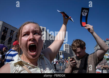 Moskau, Russland. 29., Juli, 2018. Anhänger der Opposition an einer Kundgebung gegen geplante Reform der Regierung wandern, das Rentenalter in Moskau, Russland Credit: Nikolay Winokurow/Alamy leben Nachrichten Stockfoto