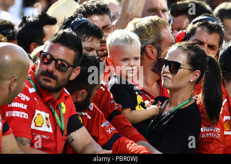 Budapest, Ungarn. 29. Juli, 2018. Motorsport: FIA Formel Eins-Weltmeisterschaft 2018, Grand Prix von Ungarn, Minttu Virtanen, Ehefrau von Kimi Räikkönen (FIN, Scuderia Ferrari), und ihr Sohn Robin 29.06.2018. | Verwendung der weltweiten Kredit: dpa/Alamy leben Nachrichten Stockfoto