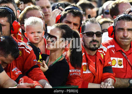 Budapest, Ungarn. 29. Juli, 2018. Motorsport: FIA Formel Eins-Weltmeisterschaft 2018, Grand Prix von Ungarn, Minttu Virtanen, Ehefrau von Kimi Räikkönen (FIN, Scuderia Ferrari), und ihr Sohn Robin 29.06.2018. | Verwendung der weltweiten Kredit: dpa/Alamy leben Nachrichten Stockfoto