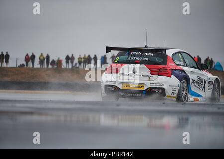 Norwich, Norfolk, Großbritannien. 29. Juli, 2018. BTCC Rennfahrer Colin Turkington und Team BMW Antriebe während der Dunlop MSA British Touring Car Championship in Snetterton Indy Circuit. Foto: Gergo Toth/Alamy leben Nachrichten Stockfoto