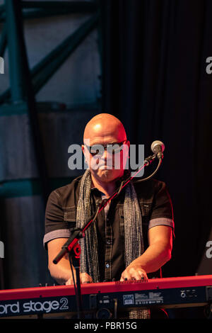 Edmonton, Alberta, Kanada. 25. Juli, 2018. Marc Gladstone auf Tasten und Gesang gesehen. Kanadische Symbole Prisma Hit der K-Tage Norden Phase einer in Masse gepackt. Die Band gibt es schon seit 41 Jahren, mit 15 Alben in jeder Dekade freigegeben. Die Band über 15 Top 100 Hits in Kanada und den USA. Credit: Ron Palmer/SOPA Images/ZUMA Draht/Alamy leben Nachrichten Stockfoto