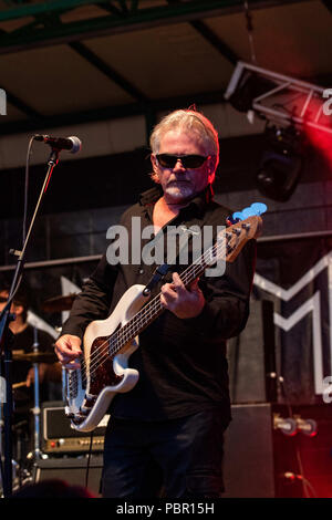 Edmonton, Alberta, Kanada. 25. Juli, 2018. Tad C Goddard durchführen. Kanadische Symbole Prisma die K-Tage Norden Phase einer in Masse gepackt. Die Band gibt es schon seit 41 Jahren, mit 15 Alben in jeder Dekade freigegeben. Die Band über 15 Top 100 Hits in Kanada und den USA. Credit: Ron Palmer/SOPA Images/ZUMA Draht/Alamy leben Nachrichten Stockfoto