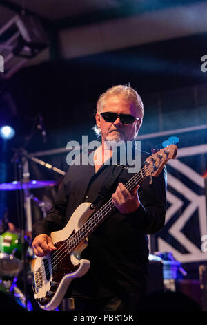 Edmonton, Alberta, Kanada. 25. Juli, 2018. Tad C Goddard durchführen. Kanadische Symbole Prisma die K-Tage Norden Phase einer in Masse gepackt. Die Band gibt es schon seit 41 Jahren, mit 15 Alben in jeder Dekade freigegeben. Die Band über 15 Top 100 Hits in Kanada und den USA. Credit: Ron Palmer/SOPA Images/ZUMA Draht/Alamy leben Nachrichten Stockfoto