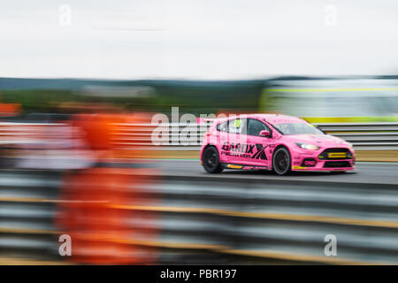 Norwich, Norfolk, Großbritannien. 29. Juli, 2018. BTCC Rennfahrer Sam Tordoff und JCT 600 mit GardX Laufwerke während der Dunlop MSA British Touring Car Championship in Snetterton Indy Circuit. Foto: Gergo Toth/Alamy leben Nachrichten Stockfoto