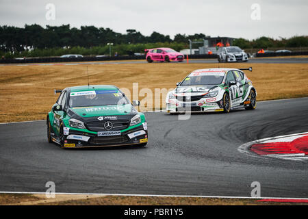 Norwich, Norfolk, Großbritannien. 29. Juli, 2018. BTCC Rennfahrer Tom Oliphant und Ciceley Motorsport Laufwerke während der Dunlop MSA British Touring Car Championship in Snetterton Indy Circuit. Foto: Gergo Toth/Alamy leben Nachrichten Stockfoto