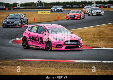 Norwich, Norfolk, Großbritannien. 29. Juli, 2018. BTCC Rennfahrer Sam Tordoff und JCT 600 mit GardX Laufwerke während der Dunlop MSA British Touring Car Championship in Snetterton Indy Circuit. Foto: Gergo Toth/Alamy leben Nachrichten Stockfoto