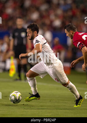 Carson, CA. 25. Juli, 2018. AC Mailand Mittelfeldspieler Hakan Calhanoglu (10) den Ball dribbelt während eines Spiels zwischen AC Mailand vs Manchester United am Mittwoch, Juli 25, 2018 an der StubHub Zentrum, Carson, CA. Manchester United besiegt AC Mailand 1-1 (9-8) Sanktionen. (Mandatory Credit: Juan Lainez/MarinMedia.org/Cal Sport Media) (Komplette Fotograf und Kreditkarte erforderlich) Credit: Csm/Alamy leben Nachrichten Stockfoto