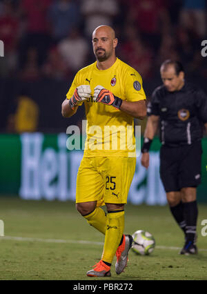 Carson, CA. 25. Juli, 2018. AC Milan goalie Jose Reina (25) feiert nach dem Speichern ein strafstoss während eines Spiels zwischen AC Mailand vs Manchester United am Mittwoch, Juli 25, 2018 an der StubHub Zentrum, Carson, CA. Manchester United besiegt AC Mailand 1-1 (9-8) Sanktionen. (Mandatory Credit: Juan Lainez/MarinMedia.org/Cal Sport Media) (Komplette Fotograf und Kreditkarte erforderlich) Credit: Csm/Alamy leben Nachrichten Stockfoto