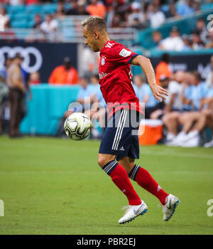 Miami Gardens, Florida, USA. 28. Juli 2018. FC Bayern Verteidiger Rafinha (13) steuert die Kugel während der ersten Hälfte eines Internationalen Champions Cup Match zwischen dem FC Bayern und Manchester City im Hard Rock Stadion in Miami Gardens, Florida. Credit: Mario Houben/ZUMA Draht/Alamy leben Nachrichten Stockfoto