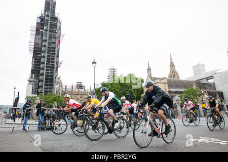 London, Großbritannien. 29. Juli, 2018. Reiter durch Parlament Platz während der aufsichtsrechtlichen Fahrt London-Surrey 100 und aufsichtsrechtliche Fahrt London-Surrey 46 Veranstaltungen. Die 100 Veranstaltung findet am geschlossenen Straßen in London und in Surrey auf einer Strecke mit Prüfung klettert in die Olympischen Spiele 2012 genutzt, während die 46 Veranstaltung in der Queen Elizabeth Olympic Park und endet beginnt auf der Mall. Credit: Mark Kerrison/Alamy leben Nachrichten Stockfoto