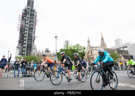 London, Großbritannien. 29. Juli, 2018. Reiter durch Parlament Platz während der aufsichtsrechtlichen Fahrt London-Surrey 100 und aufsichtsrechtliche Fahrt London-Surrey 46 Veranstaltungen. Die 100 Veranstaltung findet am geschlossenen Straßen in London und in Surrey auf einer Strecke mit Prüfung klettert in die Olympischen Spiele 2012 genutzt, während die 46 Veranstaltung in der Queen Elizabeth Olympic Park und endet beginnt auf der Mall. Credit: Mark Kerrison/Alamy leben Nachrichten Stockfoto