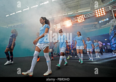 Miami Gardens, Florida, USA. 29. Juli, 2018. Spieler von Manchester City, das Feld gegen Paris Saint-Germain während des dritten Platz Spiel des Turniers der Internationalen Champions Cup Frauen im Hard Rock Stadion in Miami Gardens, 29. Juli 2018. John McCall, South Florida Sun Sentinel Credit: Sonne-hinweissymbol/ZUMA Draht/Alamy leben Nachrichten Stockfoto