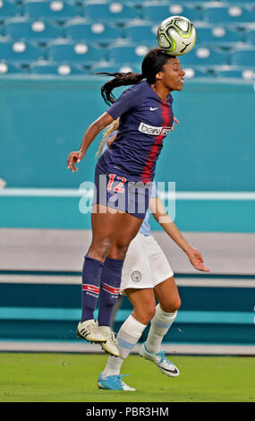 Miami Gardens, Florida, USA. 29. Juli, 2018. Paris Saint-Germain ist Ashley Lawrence Köpfe die Kugel gegen Manchester City während der dritten Platz Spiel des Turniers der Internationalen Champions Cup Frauen im Hard Rock Stadion in Miami Gardens, 29. Juli 2018. John McCall, South Florida Sun Sentinel Credit: Sonne-hinweissymbol/ZUMA Draht/Alamy leben Nachrichten Stockfoto