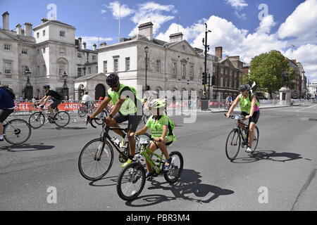 London, Großbritannien. 28. Juli 2018. Die aufsichtsrechtlichen RideLondon FreeCycle. Hunderte von Fans der viele Familien in eine Freiheit des Radfahren Auf verkehrsfreien Straßen im Zentrum von London. Credit: Marcin Libera/Alamy leben Nachrichten Stockfoto