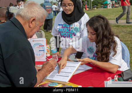 Dearborn, Michigan, USA - 29. Juli 2018 - ein Mann Register zur Abstimmung in einem Muslimischen aus der Abstimmung Rally, die von mehreren muslimischen Organisationen gefördert. Die Sammlung empfohlene Unterhaltung und Reden von muslimischen und anderen progressiven politischen Kandidaten. Quelle: Jim West/Alamy leben Nachrichten Stockfoto