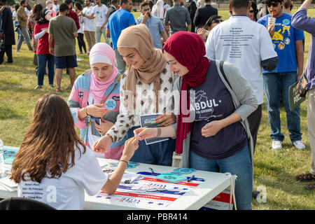 Dearborn, Michigan, USA - 29. Juli 2018 - Frauen abholen Literatur an ein Moslem aus der Abstimmung Rally, die von mehreren muslimischen Organisationen gefördert. Die Sammlung empfohlene Unterhaltung und Reden von muslimischen und anderen progressiven politischen Kandidaten. Quelle: Jim West/Alamy leben Nachrichten Stockfoto