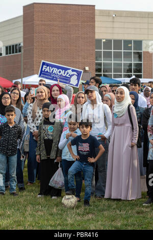 Dearborn, Michigan, USA - 29. Juli 2018 ein Moslem aus der Abstimmung Rally, die von mehreren muslimischen Organisationen gefördert. Die Sammlung empfohlene Unterhaltung und Reden von muslimischen und anderen progressiven politischen Kandidaten. Quelle: Jim West/Alamy leben Nachrichten Stockfoto