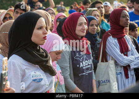 Dearborn, Michigan, USA - 29. Juli 2018 ein Moslem aus der Abstimmung Rally, die von mehreren muslimischen Organisationen gefördert. Die Sammlung empfohlene Unterhaltung und Reden von muslimischen und anderen progressiven politischen Kandidaten. Quelle: Jim West/Alamy leben Nachrichten Stockfoto