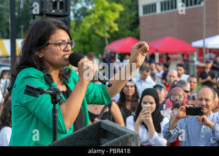 Dearborn, Michigan, USA - 29. Juli 2018 - rashida Tlaib spricht auf ein Moslem aus der Abstimmung Rally, die von mehreren muslimischen Organisationen gefördert. Tlaib, die Tochter des Palästinensischen Einwanderer, läuft für den Kongreßsitz früher von John Conyers in Michigan's 13. Bezirk statt. Quelle: Jim West/Alamy leben Nachrichten Stockfoto