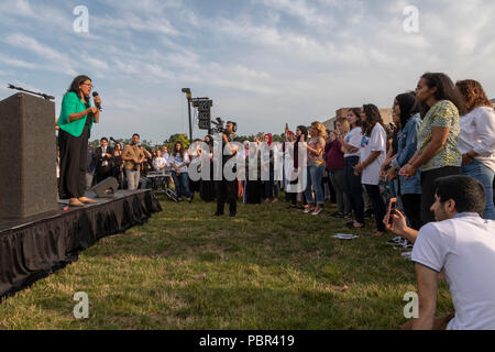 Dearborn, Michigan, USA - 29. Juli 2018 - rashida Tlaib spricht auf ein Moslem aus der Abstimmung Rally, die von mehreren muslimischen Organisationen gefördert. Tlaib, die Tochter des Palästinensischen Einwanderer, läuft für den Kongreßsitz früher von John Conyers in Michigan's 13. Bezirk statt. Quelle: Jim West/Alamy leben Nachrichten Stockfoto