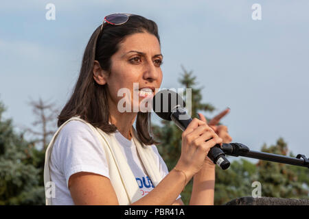 Dearborn, Michigan, USA - 29. Juli 2018 - Fayrouz Saad spricht auf ein Moslem aus der Abstimmung Rally, die von mehreren muslimischen Organisationen gefördert. Saad, die Tochter des libanesischen Einwanderern, läuft für Kongress in Michigan's 11 Kongreßbezirk. Quelle: Jim West/Alamy leben Nachrichten Stockfoto