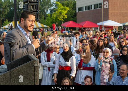 Dearborn, Michigan, USA - 29. Juli 2018 - Abdul El-Sayed spricht auf ein Moslem aus der Abstimmung Rally, die von mehreren muslimischen Organisationen gefördert. Der Sohn des ägyptischen Einwanderer, El-Sayed läuft für Gouverneur von Michigan. Wenn er gewählt wird, würde er der Nation erste muslimische Gouverneur werden. Quelle: Jim West/Alamy leben Nachrichten Stockfoto