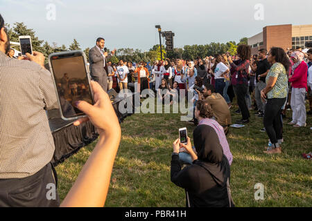 Dearborn, Michigan, USA - 29. Juli 2018 - Abdul El-Sayed spricht auf ein Moslem aus der Abstimmung Rally, die von mehreren muslimischen Organisationen gefördert. Der Sohn des ägyptischen Einwanderer, El-Sayed läuft für Gouverneur von Michigan. Wenn er gewählt wird, würde er der Nation erste muslimische Gouverneur werden. Quelle: Jim West/Alamy leben Nachrichten Stockfoto