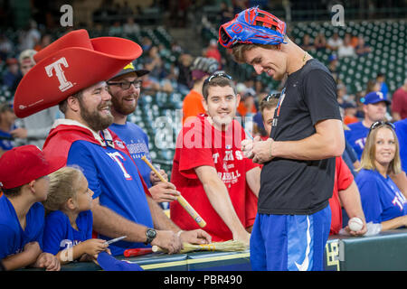 Houston, Texas, USA. 29. Juli, 2018. Texas Rangers Mittelfeldspieler Carlos Tocci (15) Autogramme vor der Major League Baseball Spiel zwischen den Texas Rangers und der Houston Astros im Minute Maid Park in Houston, Texas. Prentice C. James/CSM/Alamy leben Nachrichten Stockfoto