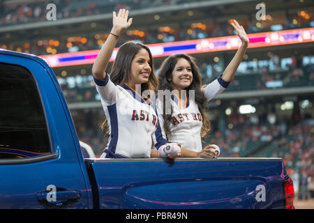 Houston, Texas, USA. 29. Juli, 2018. Houston Astros Shooting Stars wave Fans vor der Major League Baseball Spiel zwischen den Texas Rangers und der Houston Astros im Minute Maid Park in Houston, Texas. Prentice C. James/CSM/Alamy leben Nachrichten Stockfoto