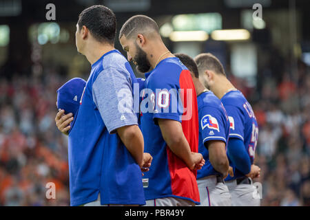 Houston, Texas, USA. 29. Juli, 2018. Texas Rangers Spieler Pause während das Singen der Nationalhymne vor der Major League Baseball Spiel zwischen den Texas Rangers und der Houston Astros im Minute Maid Park in Houston, Texas. Prentice C. James/CSM/Alamy leben Nachrichten Stockfoto