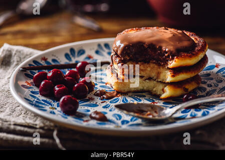 Quark Pfannkuchen mit Haselnusspaste, gefroren Cherry und Vanilla Pod. Stockfoto