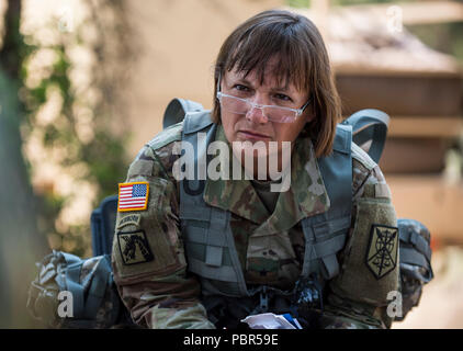 Brig. Gen. Susie Kuilan, stellvertretender kommandierender General der Betriebe für die 200 Militärpolizei Kommando, hört eine Brigade kurze durchgeführt, währenddessen ein Combat Support Training (CSTX) am Fort Hunter Liggett, Kalifornien, 19. Juli 2018. Während der übung Drehbuch, der militärpolizei sind verantwortlich für ein Theater, das Gefangenenlager zu Prozessen und bis zu 4.000 feindliche Kriegsgefangene sichern und auch eine Inhaftierung Wartebereich vertriebenen Zivilisten zu Hause verwalten. Militär Polizei haben eine breite Palette von Aufgaben während der Kampfhandlungen, das auch unterstützen und den Bereich Sicherheit. T Stockfoto